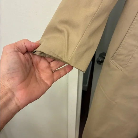 Classic Tan Trench Coat. No smoking. A very warm coat. No flaws - Picture 5 of 11